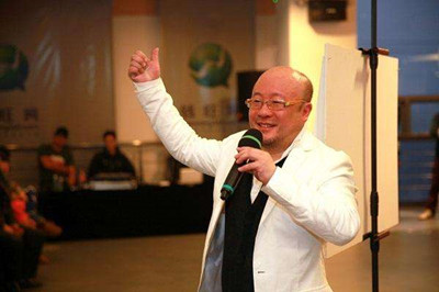 钱宝网事件早在一年前就有诈骗痕迹,张小雷在过去一年做了什么?微信群里说南京各银行会封卡冻结资金是真的吗?